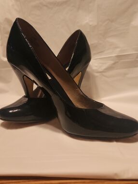 Steve Madden Black Patent Leather Classic Pumps